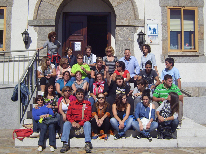 Foto de grupo en la puerta del Albergue donde se ha realizado el encuentro.